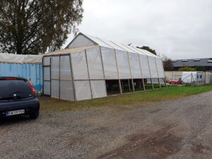 Museums skibet Gl Turisten er på land og fået telt opsat så Skibslauget kan arbejde i tørvejr